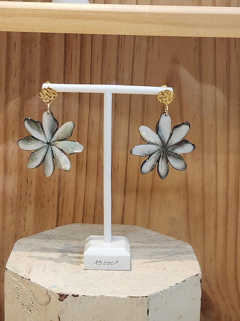 BO13 Boucle d'oreille nacre, HIRO OU WEN  