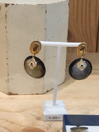 BO11 Boucle d'oreille nacre, HIRO OU WEN 